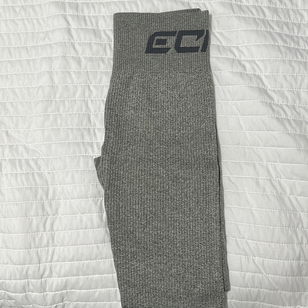 ECHT workout leggings. Ribbed material, green/gray color. Only worn once! Size M